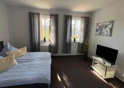 Ferienwohnung Fürstenberg "Taube", Schlafzimmer mit Doppelbett und TV