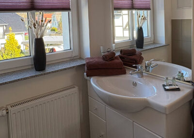 Ferienwohnung Fürstenberg "Taube", Badezimmer mit Waschtisch