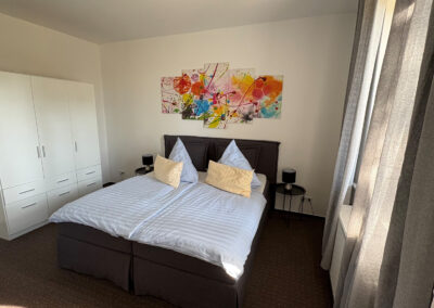 Ferienwohnung Fürstenberg "Taube", Schlafzimmer mit Doppelbett und großen Schrank