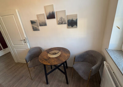 Ferienwohnung Fürstenberg "Taube", Küchentisch mit 2 Stühlen