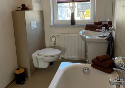 Ferienwohnung Fürstenberg "Taube", Badezimmer mit Badewanne und WC