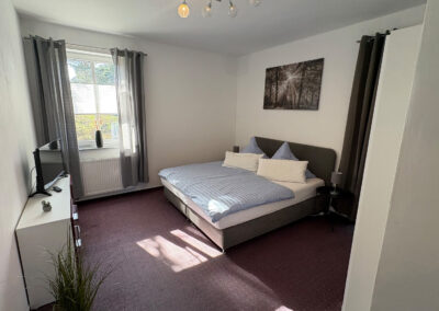 Ferienwohnung Fürstenberg "Taube", Schlafzimmer mit Doppelbett und TV